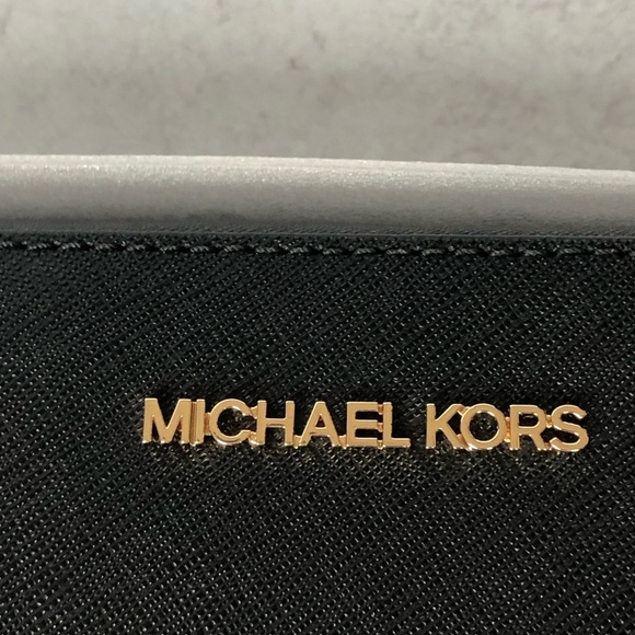 Michael Kors Black Leather Jet Set Item
E W Zip Crossbody Bag Gold Hardware - Picture 3 of 10